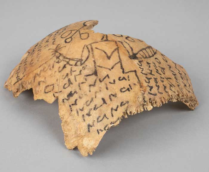 Schädelfragment mit rituellen koptischen Verzierungen. Foto: Andreas Thull.